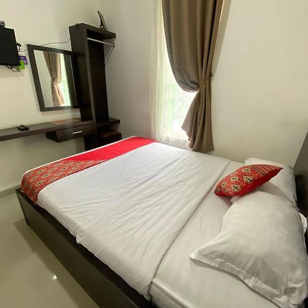 OYO 1665 Aurila Homestay Syariah Malang Bagian luar foto